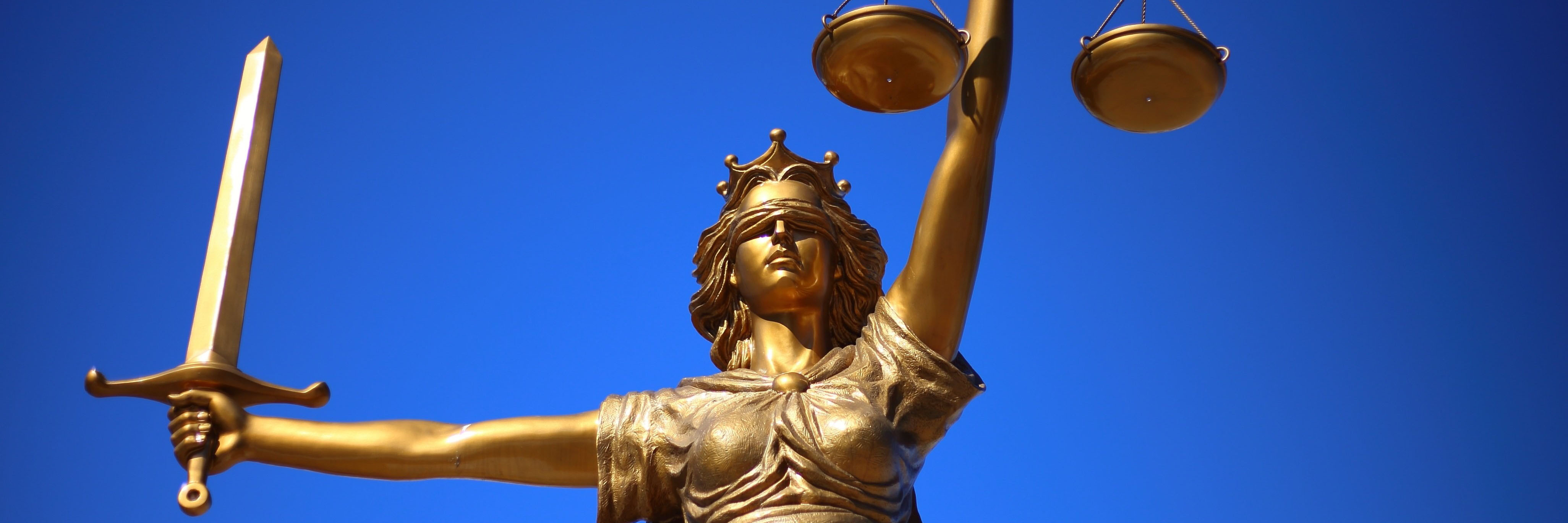 Figure Justizia in bronze